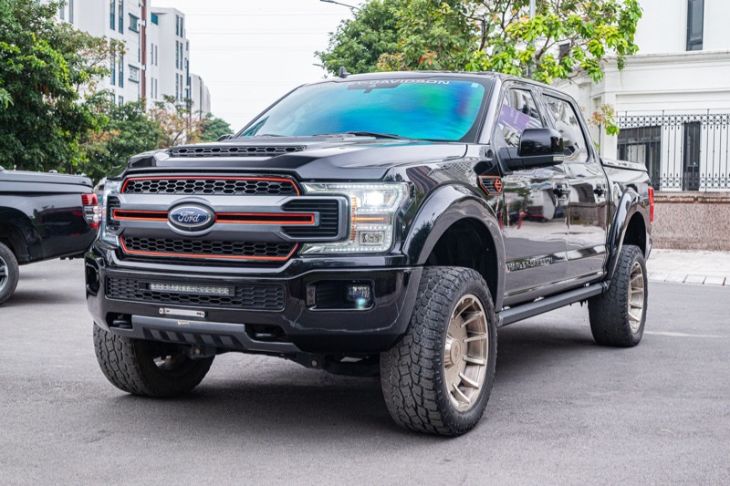 Mechanical details of a Ford F-150 Harley-Davidson edition undercarriage