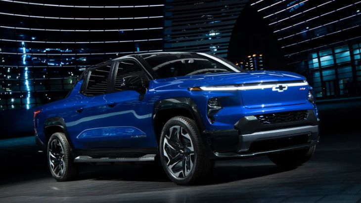 Chevy Silverado EV 4WT towing trailer