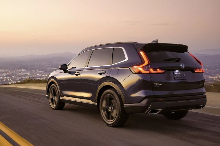 The high-tech driver cabin of the 2023 honda crv sport touring hybrid trim