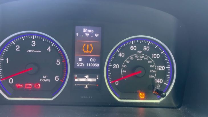Performing a Honda CR-V tire pressure light reset using the infotainment screen