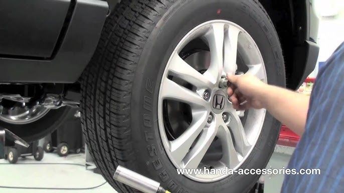 Honda CR-V wheel locks key pattern identification on an alloy wheel