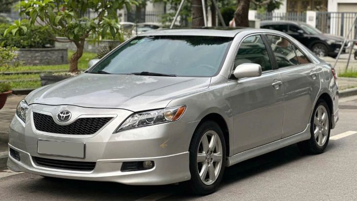 2007 Toyota Camry LE trim side profile in silver