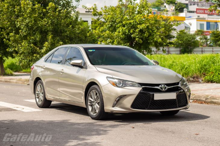 2015 Toyota Camry SE interior dashboard and seats