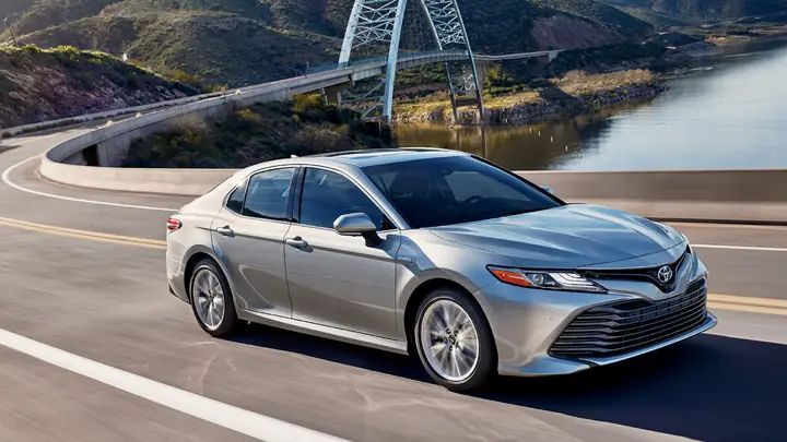 2018 Toyota Camry Hybrid XLE front view showcase