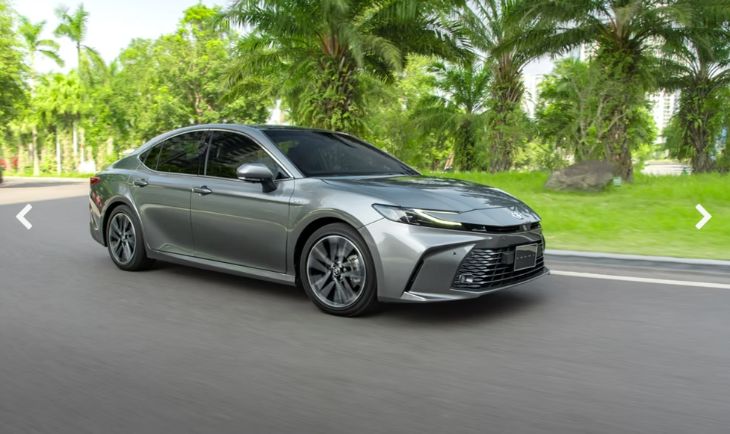 Toyota Camry CE Trim Level exterior view